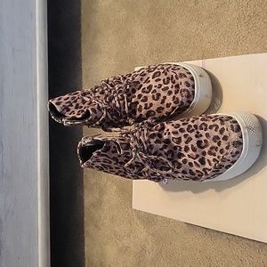 Buckle hightop wedged sneakers leopard print size 6